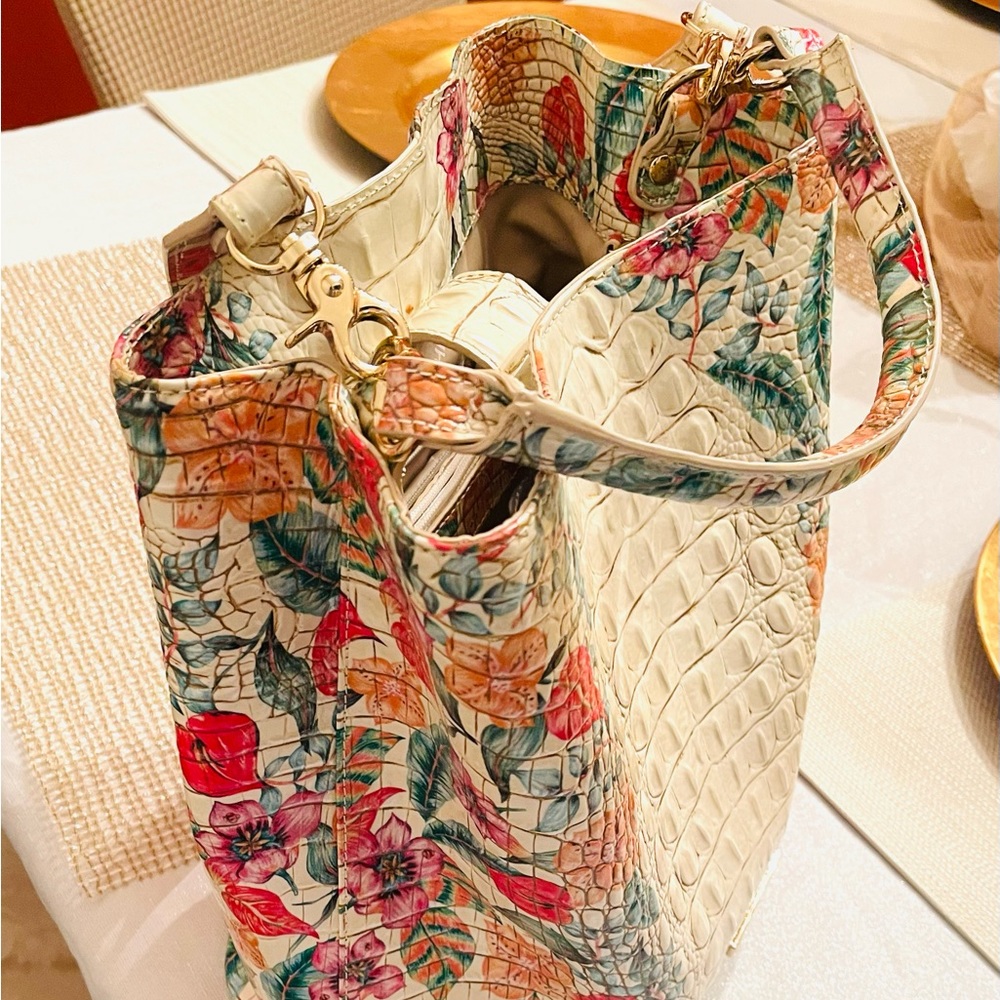 Brahmin Amelia Melbourne Leather Bucket Bag Purse Tote. (Smoke Free Home)